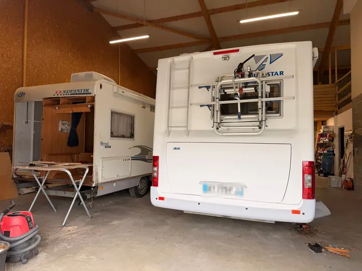 Camping-cars en cours de travaux dans l'atelier