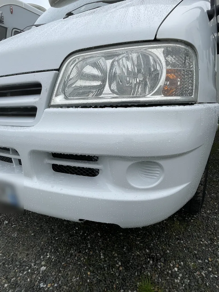 Même type de pare-chocs remonté sur le camping-car, blanc et uniforme