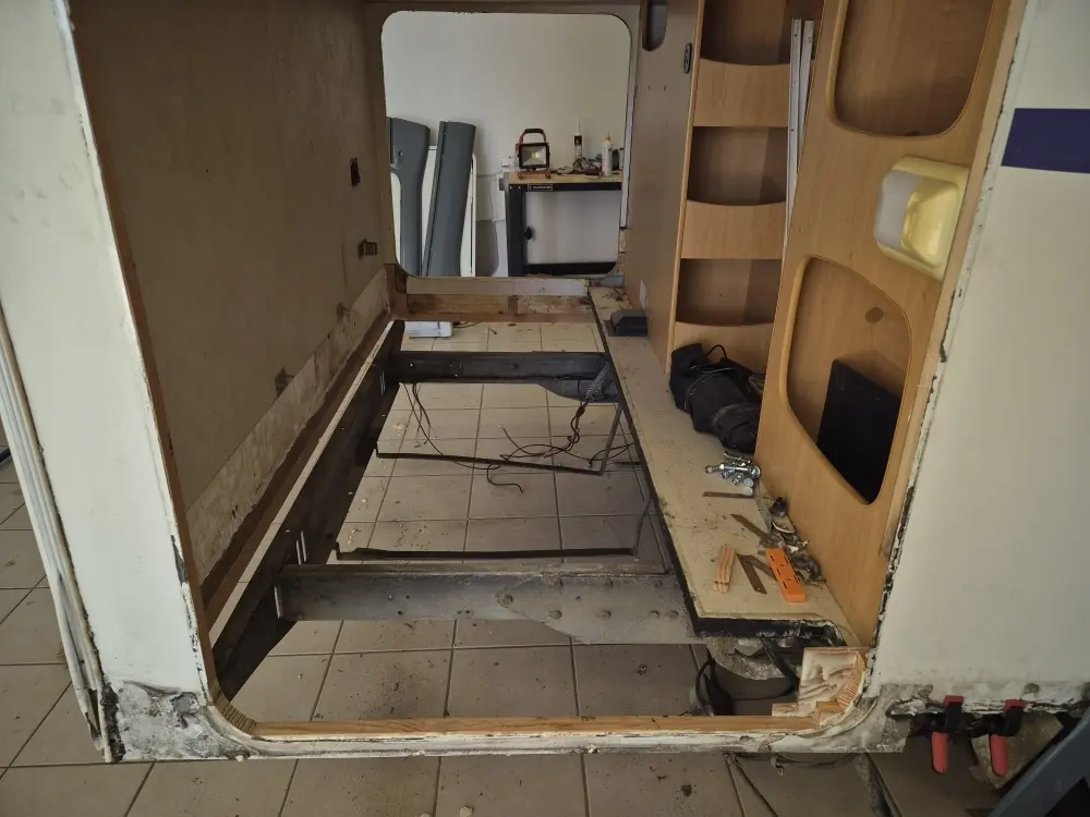 Intérieur d'un véhicule dont le plancher a été déposé