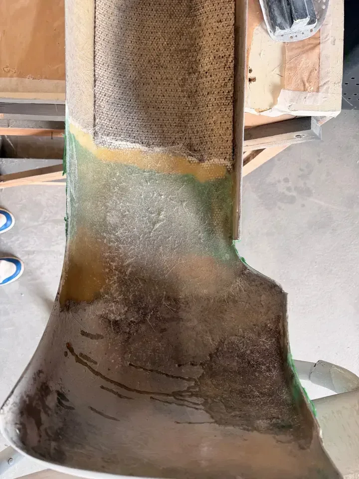 Réparation d'un pare-chocs en fibre, avec le tissu de verre visible