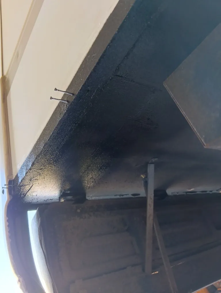 Soubassement traité avec un revêtement de protection noir